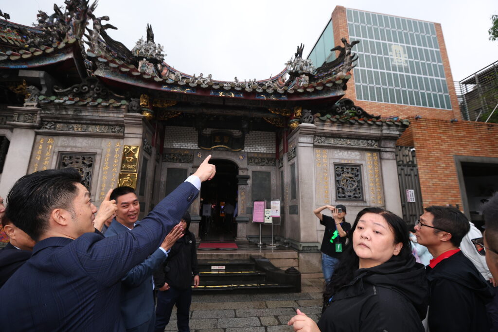 為響應臺北市2030年淨零節能減碳政策，艋舺龍山寺積極跟進市府永續城市願景，攜手莫比綠電推動太陽能系統建置，成為全臺首座導入可撓式太陽能板的國定古蹟級宮廟，開創傳統信仰場域綠色轉型的全新里程碑。