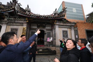 為響應臺北市2030年淨零節能減碳政策,艋舺龍山寺積極跟進市府永續城市願景,攜手莫比綠電推動太陽能系統建置,成為全臺首座導入可撓式太陽能板的國定古蹟級宮廟,開創傳統信仰場域綠色轉型的全新里程碑。